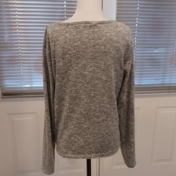 4/$40 Soft Gray Long Sleeve Tee - Size Medium - Picture 4 of 9